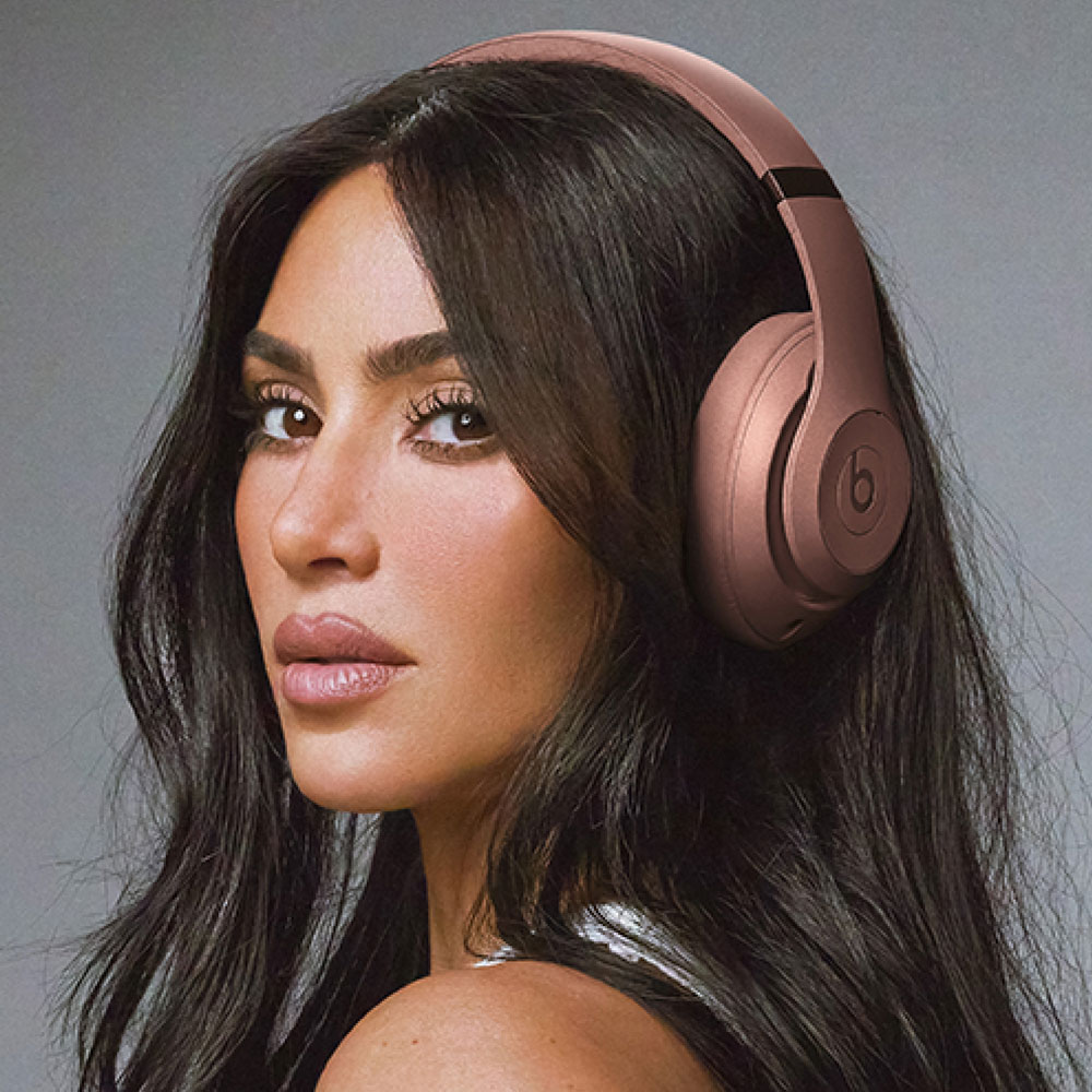 Kim Kardashian 佩戴着 Beats Studio Pro 头戴式耳机