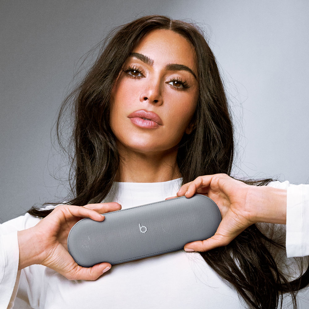 Kim Kardashian 手持 Beats Pill